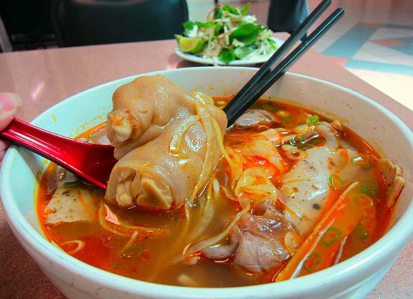 12 món ăn ngon Việt Nam trong mắt khách Tây