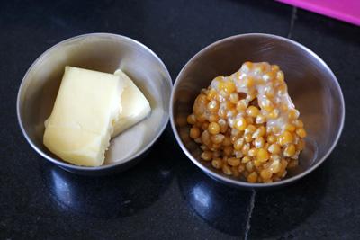 4 bước đơn giản làm bắp rang bơ bằng chảo