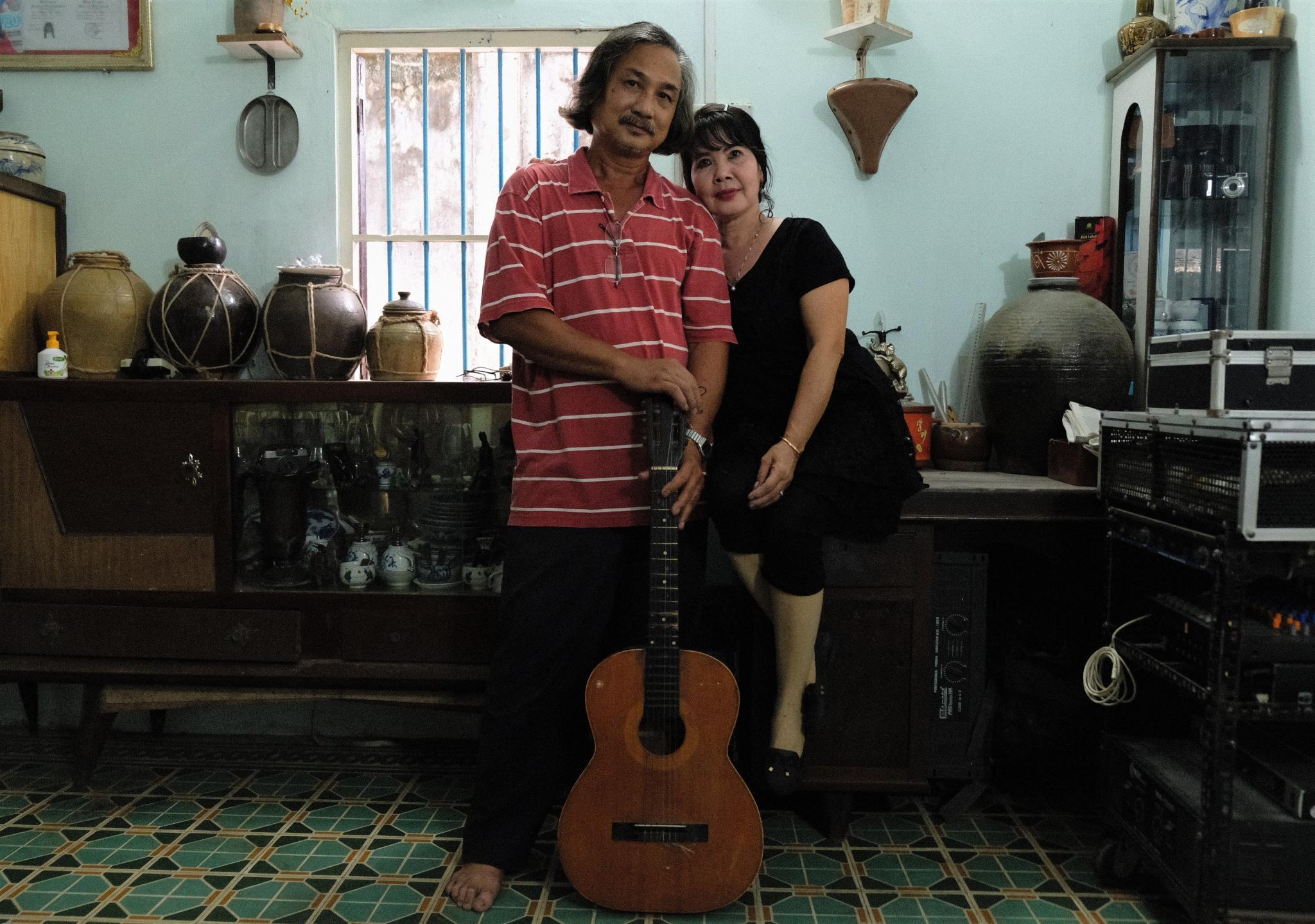 Ăn ly đá đậu miền Tây bán suốt 40 năm của đôi vợ chồng yêu nhạc bolero