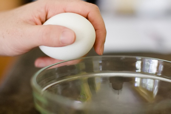 Bạn vẫn thường đập trứng vào cạnh bát để tách vỏ ư, hãy đọc thông tin này trước khi quá muộn