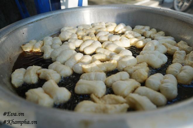 Bánh đùi gà nhỏ nhất Hà Nội, quán hàng chục năm không cần ghế vẫn nườm nượp khách