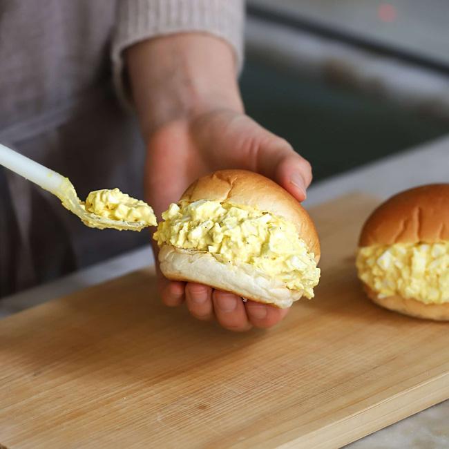 Bánh mì kẹp trứng thì quen lắm rồi nhưng làm thế này thì ngon hơn hẳn