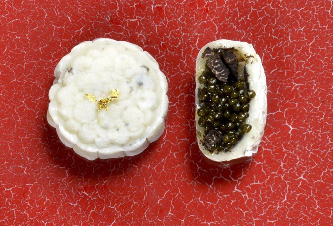 Bánh Trung thu trứng cá muối và nấm truffle