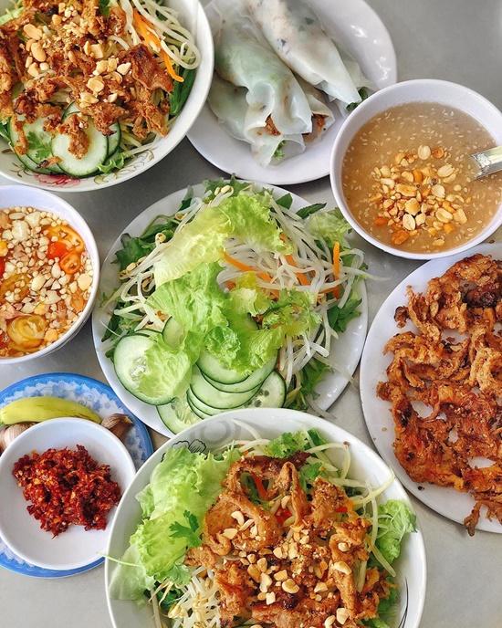 Bánh ướt và bún thịt nướng ở Huế: Khó cưỡng khi ăn