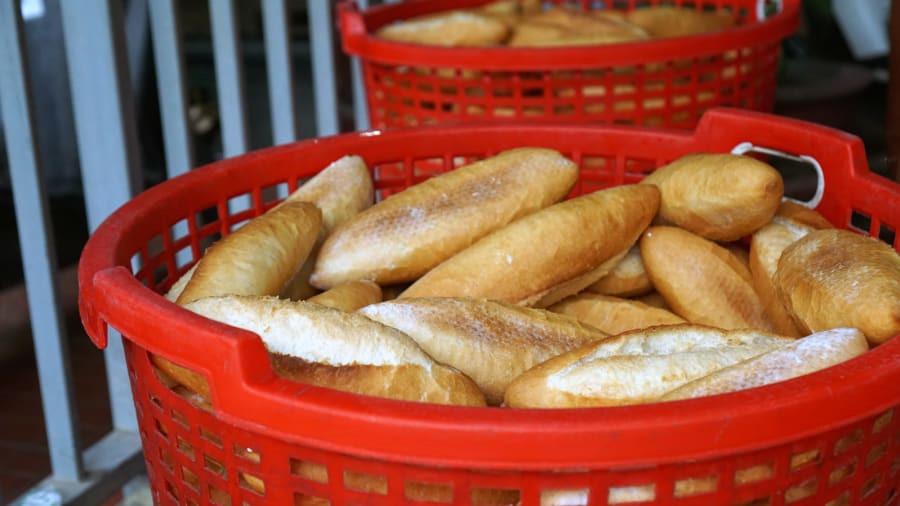 Báo Tây điểm danh những hàng bánh mì hút khách ở Hội An