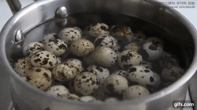 Bí quyết bóc vỏ trứng cút siêu nhanh, siêu đơn giản