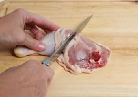 Bí quyết cắt thịt gà đẹp và nhanh
