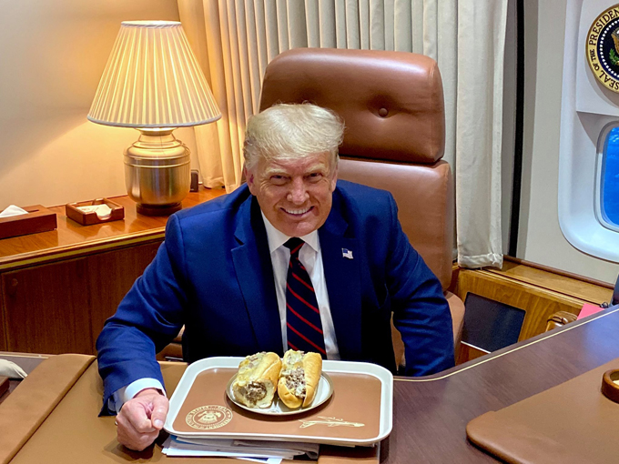 Bữa ăn của ông Trump gây hiểu lầm vì giống bánh mì Việt Nam