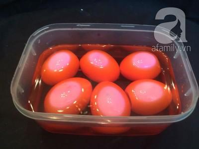 Cách an toàn để bạn làm trứng luộc màu hồng trong nháy mắt