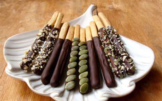 Cách làm bánh gậy phủ chocolate tại nhà đơn giản