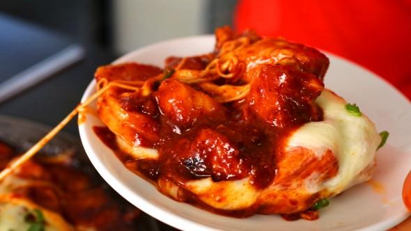 Cách làm gà cay phô mai kiểu Hàn đang gây sốt