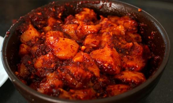 Cách làm gà cay phô mai kiểu Hàn đang gây sốt