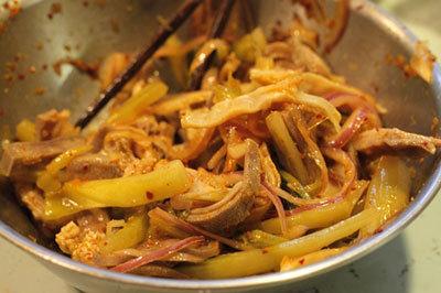 Cách làm món dạ dày và lưỡi lợn trộn dưa cải chua