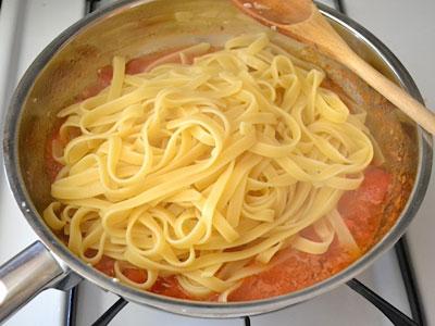 Cách làm món mỳ ống sốt tôm sú chua ngọt ngon hết chỗ chê