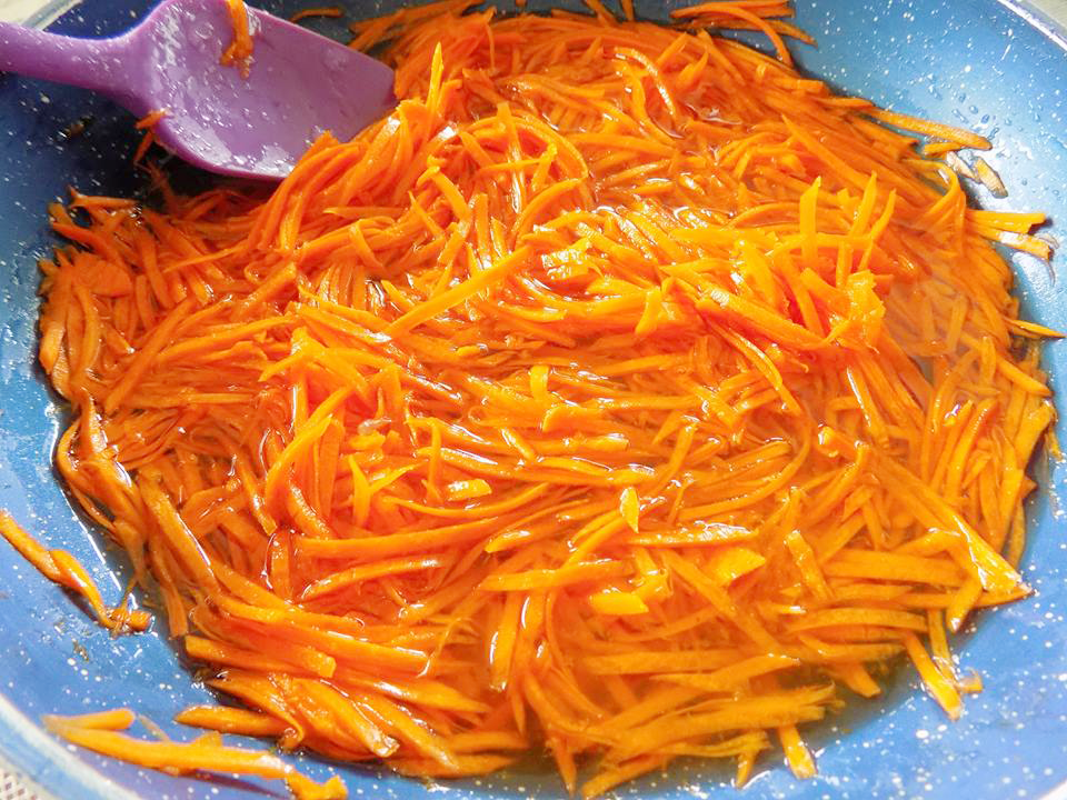 Cách làm mứt cà rốt vị cam phủ dừa bào nhâm nhi trước Tết