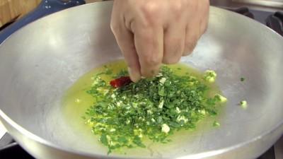 Cách làm ốc biển sốt chua cay ngon tuyệt