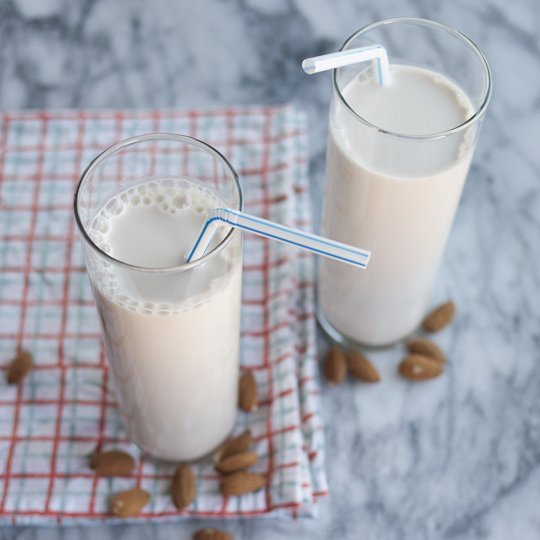 Cách làm sữa hạnh nhân thơm mát ngày hè