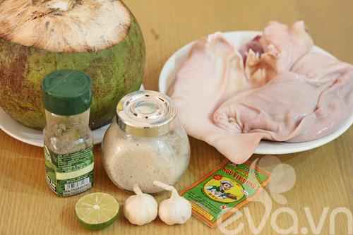 Cách làm tai và dạ dày heo om nước dừa