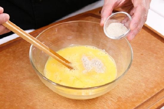 Cách làm trứng cuộn rong biển và phô mai hấp dẫn