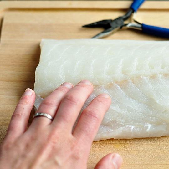 Cách lấy xương cực đơn giản ra khỏi phi lê cá