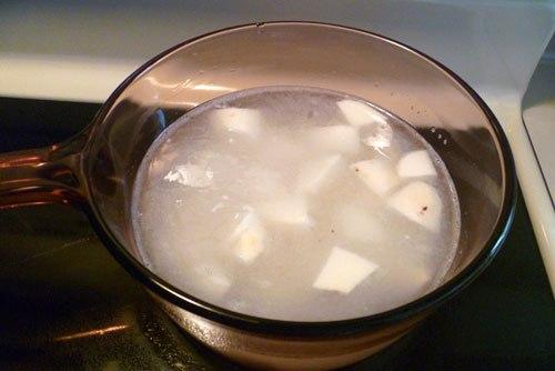 Cách nấu chè khoai sọ bột báng nước dừa
