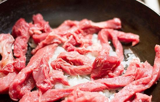 Cách nấu món thịt thăn bò sốt rượu vang ngon hấp dẫn