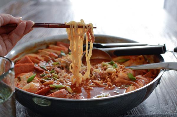 Cách nấu mỳ chuẩn vị Hàn Quốc