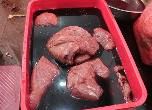 Cách nhận biết thịt lợn 'đội lốt' thịt bò