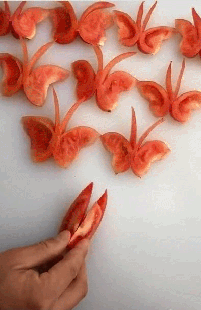 Cách tỉa cà chua thành hình bướm siêu xinh, vụng mấy cũng làm được ngay!
