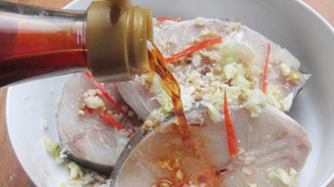 Canh cá nấu chua làm thế nào để ăn không nát, không tanh?