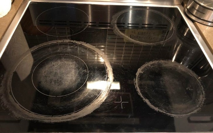 Chỉ cần làm 5 bước này, mặt bếp từ nhà bạn sẽ không còn vết cháy khét