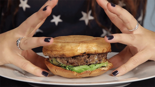 Chỉ thay đổi 1 động tác, bạn sẽ trờ thành người ăn burger "sành điệu"