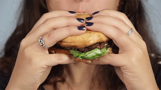 Chỉ thay đổi 1 động tác, bạn sẽ trờ thành người ăn burger "sành điệu"