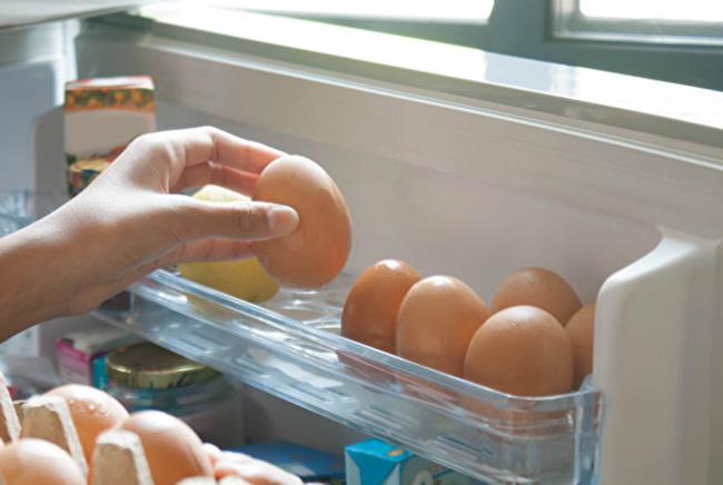 Chỉ với một ly nước bạn đã có thể kiểm tra được độ tươi của trứng và cách bảo quản đúng