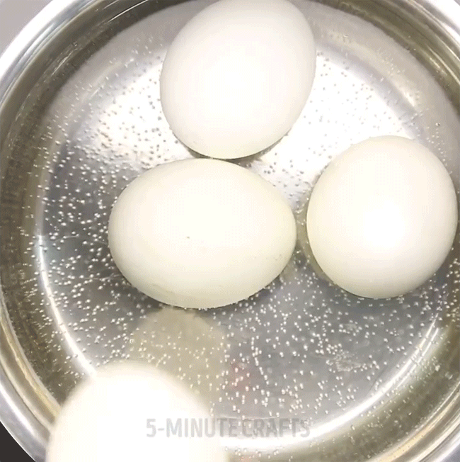 Chọc cây kim vào quả trứng trước khi luộc, bạn sẽ thấy điều kỳ diệu xảy ra