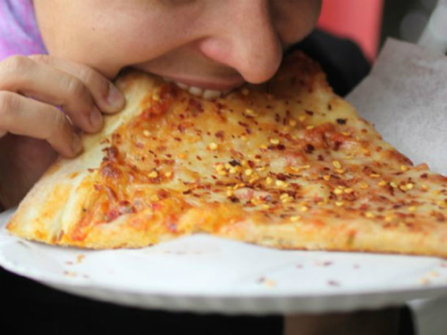 Có thể bạn đang ăn pizza sai cách
