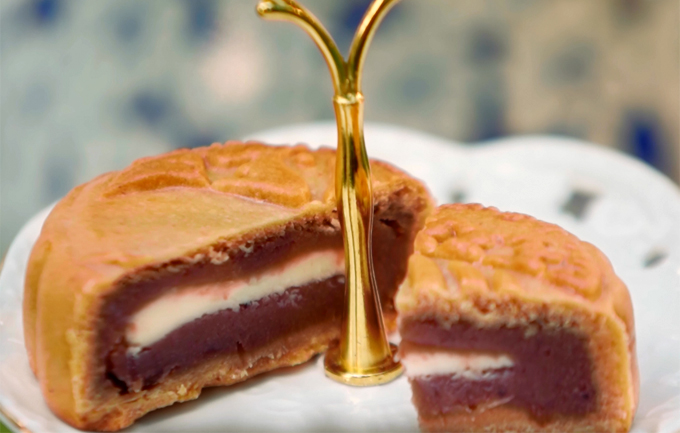 Đại sứ Mỹ làm bánh Trung thu với phô mai và việt quất