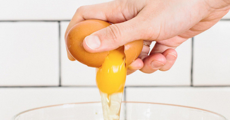 Đập trứng bằng một tay như đầu bếp chuyên nghiệp hóa ra lại dễ cực kỳ!