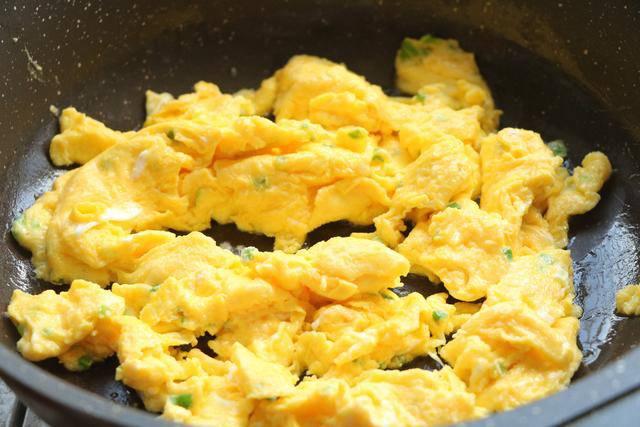 Đừng luộc hay rán trứng nữa, nấu theo cách này vừa ngon, rẻ tiền lại tốn cả nồi cơm