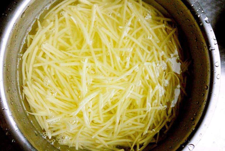 Đừng rửa khoai tây với nước trước khi xào, làm điều này khoai mới ngon, không nát hay dính chảo