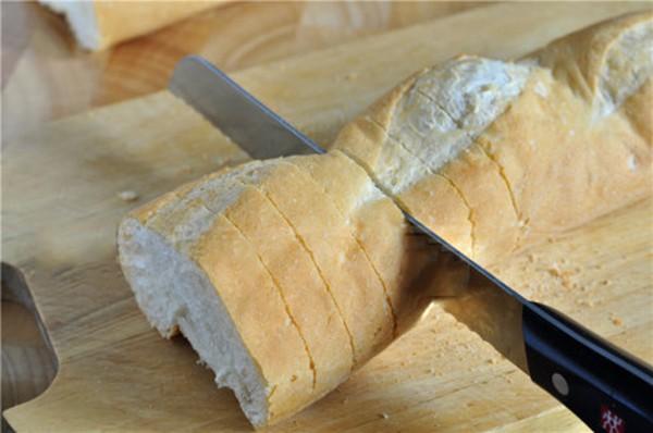 Giòn tan thơm phức món bánh mỳ bơ tỏi truyền thống