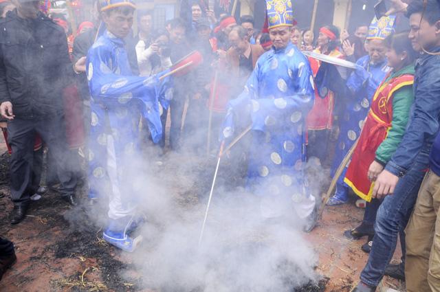 Hà Nội: Độc đáo cả làng đốt rơm thổi cơm giữa trưa
