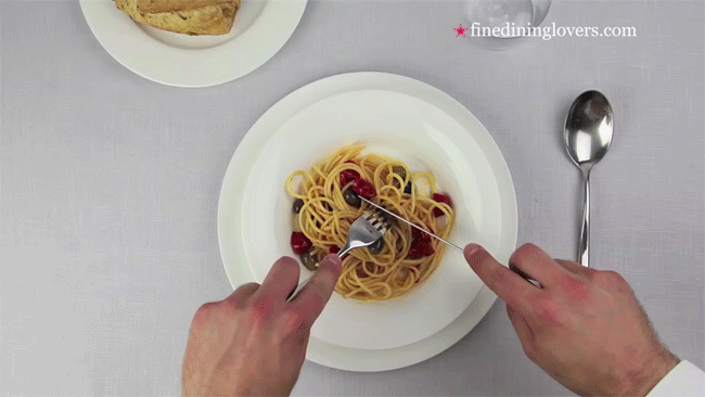 Học ngay bí quyết ăn spaghetti "đúng chuẩn" như một chuyên gia