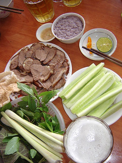 Khách Tây ngất ngây với thịt cầy 7 món của Việt Nam