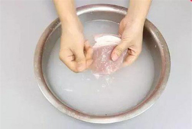 Làm sạch thịt: Đừng chần, giữ lại thứ nước này để rửa, thịt không những sạch bong mà mềm thơm vô đối