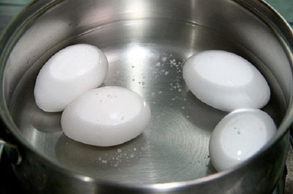 Luộc trứng: Món ăn tưởng dễ nhưng nhiều chị em vẫn vấp sai lầm khiến trứng mất dinh dưỡng