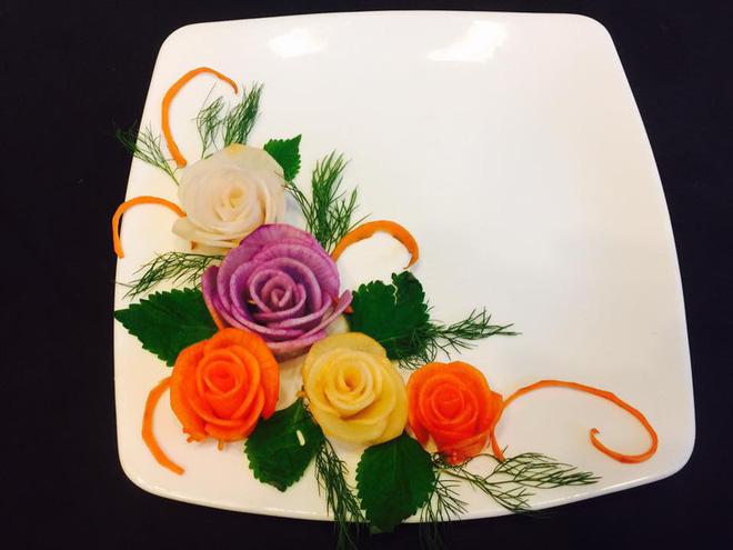 Mách bạn cách trang trí đĩa ăn tuyệt đẹp hình hoa hồng từ củ cải