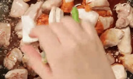 Mì gói xào gà phô mai ngon giống trên phim Hàn