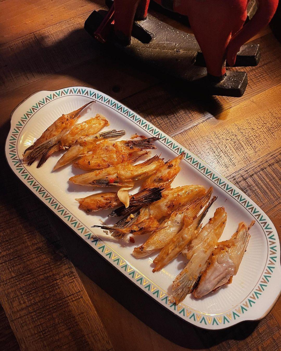 Minh Triệu làm tiệc hải sản chill tại nhà nhân ngày hết rau