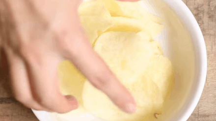 Nâng cấp snack khoai tây với sốt kim chi phô mai ngon không cưỡng nổi
